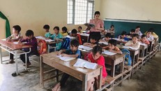 Giáo viên và học sinh tại Điểm trường Ea Rớt (huyện Krông Bông, Đắk Lắk).