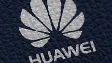 Logo của Huawei trên một thiết bị di động tại London, Anh. (Ảnh: Reuters)