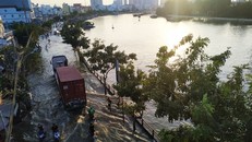 Nước kênh Tẻ tràn bờ khi triều cường đạt đỉnh, gây ngập đường Trần Xuân Soạn (quận 7).