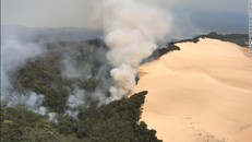 Khói bốc lên từ đám cháy rừng trên đảo Fraser, Queensland, Australia. (Ảnh: CNN)