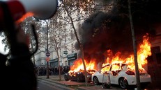 Những người biểu tình quá khích đốt phá xe hơi trên đường phố Paris. Ảnh: EPA