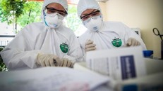 Nhân viên y tế lấy mẫu xét nghiệm Covid-19 cho người dân. Ảnh minh họa: Zing. 