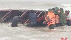 Bộ đội Biên phòng Lạch Kèn đưa chiếc thuyền bị chìm vào bờ. (Ảnh: Báo Hà Tĩnh)