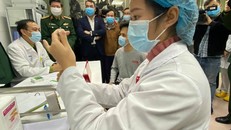 [Video] 3 người Việt đầu tiên tiêm thử nghiệm vắc xin COVID-19