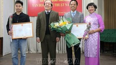 Chủ tịch Liên hiệp các Hội Văn học Nghệ thuật Việt Nam, Nhà thơ Hữu Thỉnh - Chủ tịch Hội đồng giải thưởng trao giải A cho các tác giả. Ảnh: Hoàng Hiếu/TTXVN