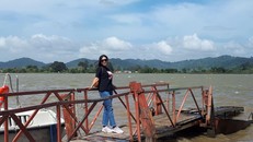 Du khách chụp ảnh lưu niệm tại Hồ Lắk. (Ảnh: TTXVN)