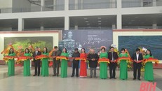 Các đại biểu cắt băng khai mạc triển lãm. (Ảnh: Báo Thanh Hoá)