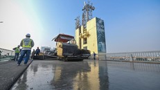 Mặt cầu Thăng Long được thảm bê tông nhựa. Ảnh: Việt Linh/Zing