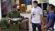 Công an đọc lệnh bắt đối tượng Nguyễn Nhật Lâm. (Ảnh: Vietnamnet)