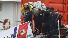 Lực lượng cứu hộ Indonesia tiếp nhận các bộ phận cơ thể, quần áo và mảnh kim loại được vớt lên khỏi biển Java vào sáng sớm 10/1, một ngày sau khi chiếc Boeing 737-500 chở 62 người trên khoang gặp nạn ngay sau khi cất cánh từ Jakarta. Ảnh: AP 