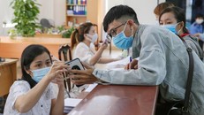 Người dân làm thủ tục tại BHXH TP HCM Ảnh: Hoàng Triều/Người lao động