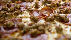 10.000 Bitcoin để mua 2 chiếc pizza năm 2010 đã lên giá khoảng 350 triệu USD. Ảnh: Bloomberg.