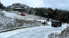 Tuyết rơi phủ trắng xóa tại xã Y Tý, huyện Bát Xát (Lào Cai), ngày 11/1/2021. Ảnh: Quốc Khánh/TTXVN