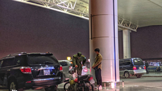 Nam thanh niên bị lực lượng chức năng khóa bánh xe, nhắc nhở. (Ảnh: Người Lao Động)