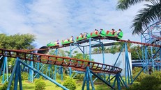 Trò chơi tàu lượn siêu tốc tại Khu du lịch Đảo Ngọc Xanh. (Ảnh: Giáo dục & Thời đại)