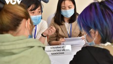 Các tình nguyện viên đăng ký tiêm thử nghiệm vaccine COVID-19 Việt Nam ngày 10/12. (Ảnh: VOV)