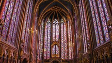 Không gian bên trong được trang trí tinh xảo bởi cửa sổ kính màu, mái vòm cùng các hàng cột chịu lực của nhà thờ Sainte-Chapelle - Pháp. (Ảnh: CNN)