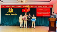 Ông Trần Phú Hà, Giám đốc Công an tỉnh Thanh Hóa trao thưởng đến cán bộ cảnh sát thuộc Phòng CSGT. (Ảnh: Dân Trí)