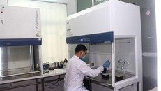 Các nhân viên xét nghiệm COVID-19 làm việc xuyên đêm tại CDC Hải Dương. Ảnh: Bộ Y tế cung cấp