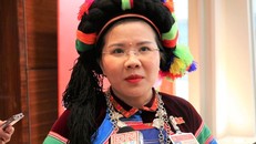 Đại biểu Đỗ Thị Hương trả lời phỏng vấn báo chí bên lề Đại hội XIII của Đảng. (Ảnh: TTXVN)