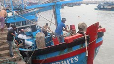 Tàu cá của ngư dân phường Phú Đông, Tuy Hoà, Phú Yên cập cảng Đông Tác tiếp nhiên liệu chuẩn bị cho chuyến đi kéo dài khoảng 20-25 ngày đánh bắt tại ngư trường Hoàng Sa. (Ảnh: Phạm Cường/TTXVN) 