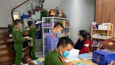 Cơ quan chức năng khám xét nơi ở của ông Nguyễn Tiến Minh. (Ảnh: Tiền Phong)