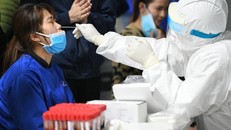 Nhân viên y tế lấy mẫu xét nghiệm cho trường hợp F1 ở Hải Dương. Ảnh: Thạch Thảo. 