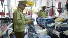 Đội Quản lý thị trường số 1 - Cục Quản lý thị trường tỉnh Ninh Thuận kiểm tra nhãn mác các mặt hàng tại trung tâm thương mại ở thành phố Phan Rang - Tháp Chàm. (Ảnh: TXVN)