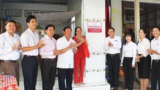 Niềm vui của hộ nghèo bên căn nhà Đại đoàn kết và những phần quà Tết dịp đầu năm. (Ảnh: Báo An Giang) 