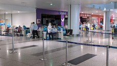 Lấy mẫu xét nghiệm Covid-19 với nhân viên sân bay Nội Bài - Ảnh: Người lao động