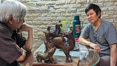 Nhà sử học Dương Trung Quốc với nghệ nhân “Toán đầu Ô”. (Ảnh: Báo Văn hoá)