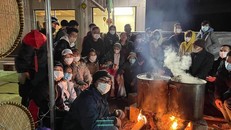 Năm ngoái, tầm này các lao động Việt tại Hàn Quốc đã tụ tập nấu bánh chưng nhưng năm nay chưa có bất cứ hoạt động gì. (Ảnh: Tiền Phong)