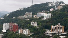 Là nơi tập trung nhiều người siêu giàu nhất thế giới với khoảng 93 tỷ phú sinh sống vào năm 2019, không ngạc nhiên khi Hong Kong (Trung Quốc) luôn chiếm ưu thế nếu nói về bất động sản hạng sang. Trong đó, The Peak, viết tắt của Victoria Peak, được xem là khu dân cư đắt đỏ bậc nhất nơi này, theo Insider. (Ảnh: Zing)