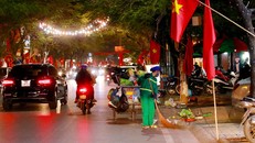 Nữ công nhân môi trường làm việc trong đêm giao thừa. (Ảnh: VnExpress)