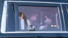 Ông Trump giơ ngón cái ăn mừng chiến thắng khi đoàn xe diễu hành qua đoạn đường tập trung người ủng hộ cựu tổng thống Mỹ ngày 15/2. Ảnh: AP. 