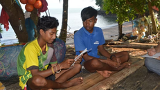 Trẻ em dân tộc thiểu số Thái Lan đang học chữ trong một chương trình xoá mù chữ của Đại học Mahidol, Thái Lan. (Ảnh: UNESCO)