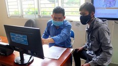 Cán bộ tại bộ phận một cửa quận Bình Tân đang hướng dẫn người dân cách làm thủ tục bằng hình thức trực tuyến. (Ảnh: Lê Thoa/Báo Pháp luật TP HCM)