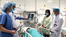 Các bác sỹ Bệnh Sản Nhi Bắc Ninh thăm khám cho bệnh nhi sau ca phẫu thuật kéo dài 4 giờ. Ảnh: Đinh Văn Nhiều/TTXVN