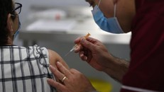 Hơn 239 triệu liều vaccine Covid-19 đã được tiêm trên toàn thế giới. Ảnh: The Guardian
