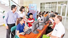 Người nộp thuế được hỗ trợ, tư vấn và làm thủ tục quyết toán thuế thu nhập cá nhân 2019 tại một thành viên thuộc câu lạc bộ đại lý thuế thành phố Hồ Chí Minh. (Ảnh: Nhân Dân)