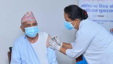 Người dân Nê-pan được tiêm vắc-xin ngừa Covid-19. Ảnh TÂN HOA XÃ