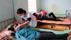 Các bệnh nhân vẫn đang được điều trị tại Trung tâm Y tế huyện Kon PLông - Ảnh: TTXVN