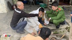 Người đàn ông được đưa lên bờ an toàn. (Ảnh: Truyền hình Nghệ An)