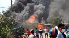 Khói lửa bùng cháy dữ dội bao trùm 3 căn nhà. (Ảnh: TTXVN)