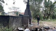 Lò đốt rác thải y tế này chỉ cách nhà bà bà Lê Thị Hương, tổ dân phố số 8 một bức tường rào. (Ảnh: TTXVN)