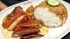 Món cơm gà sốt tương được bán với giá 2,25 USD. Ảnh: Forkup.