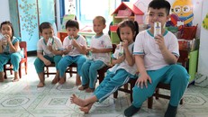 Sau 4 năm đồng hành cùng trẻ em địa phương, Sữa học đường đã trở thành một hoạt động quen thuộc diễn ra hàng tuần của nhiều em học sinh mầm non, tiểu học.