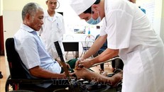 Chăm sóc y tế cho các thương - bệnh binh nặng đang được chăm sóc, nuôi dưỡng tại Trung tâm Điều dưỡng thương binh Thuận Thành (Bắc Ninh). Ảnh: Anh Tuấn/TTXVN 