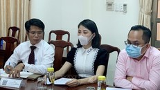 YouTuber Thơ Nguyễn (giữa) cùng luật sư tại buổi làm việc với cơ quan chức năng tỉnh Bình Dương ngày 15/3/2021. Ảnh minh họa: TTXVN phát