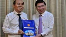 Ông Trần Văn Bảy (bên trái) nhận quyết định điều động, bổ nhiệm. Ảnh: Quang Huy. 